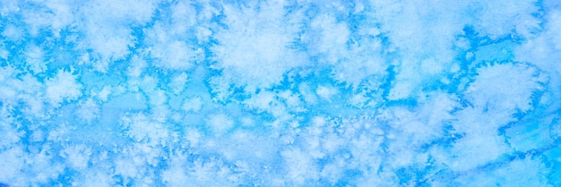 Akwarela niebieski streszczenie sztuka ręcznie obraz diy na teksturowanej tle papieru. tło akwarela. pomalowana mroźno zimna powierzchnia z plamami chmur