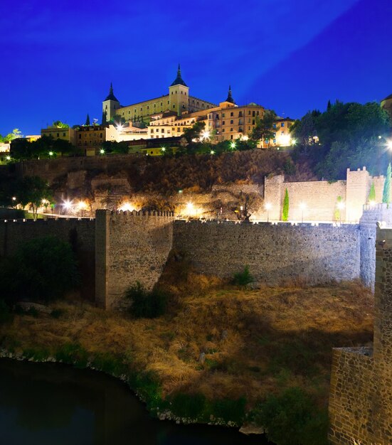 Alcazar od rzeki w nocy. Toledo, Hiszpania