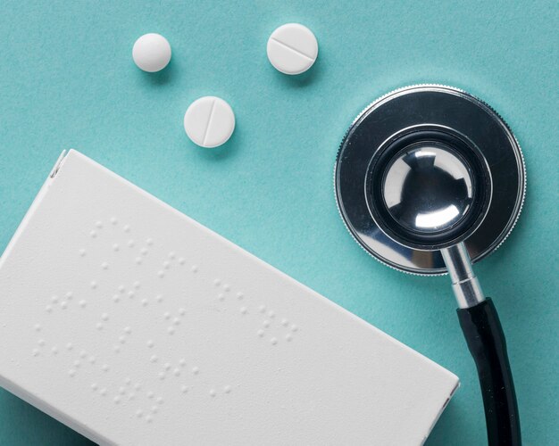 Alfbet Braille'a na płasko ułożonym pojemniku na tabletki