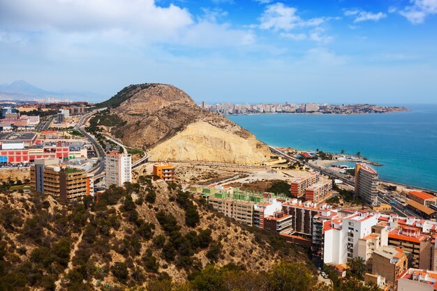 Alicante z wysokiego punktu w pochmurny dzień. Hiszpania