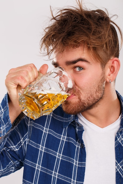 Alkohol. Facet w niebieskiej koszuli z piwem