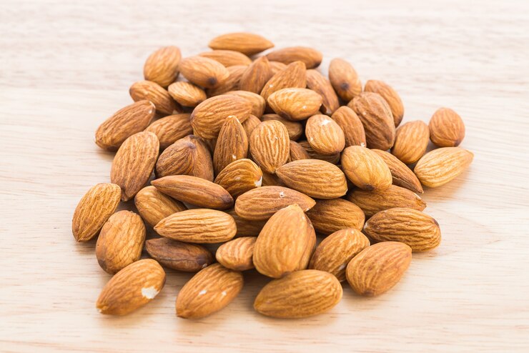 Bezpłatny plik Zdjęcie almond na tle drewniane