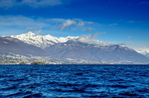 Alpejskie jezioro Maggiore z wyspami Brissago i ośnieżonymi szczytami w Ticino w Szwajcarii