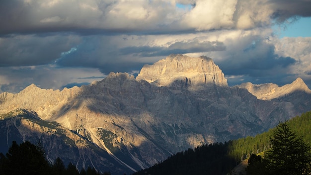 Bezpłatne zdjęcie alpy dolomitowe o zachodzie słońca we włoszech