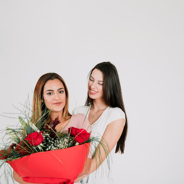 Alternatywna żeńska para z kwiatami