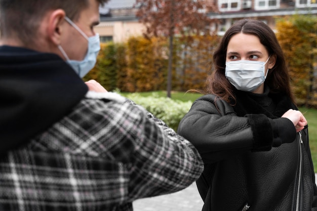 Bezpłatne zdjęcie alternatywne pozdrowienia z łokciem