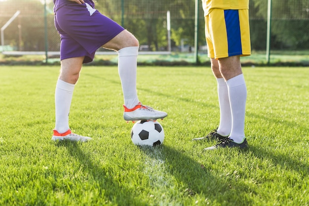 Bezpłatne zdjęcie amatorska koncepcja piłki nożnej z nogami graczy