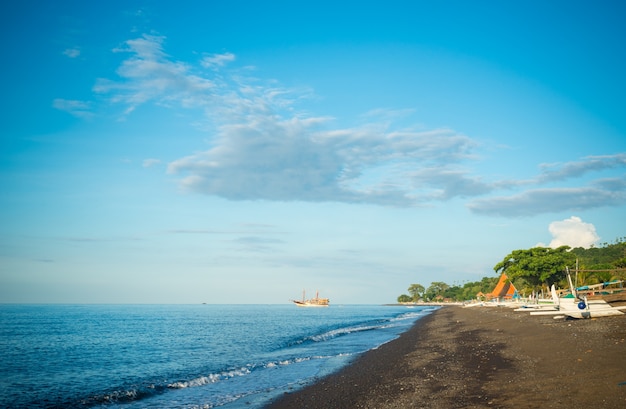 Amed czarna piaszczysta plaża