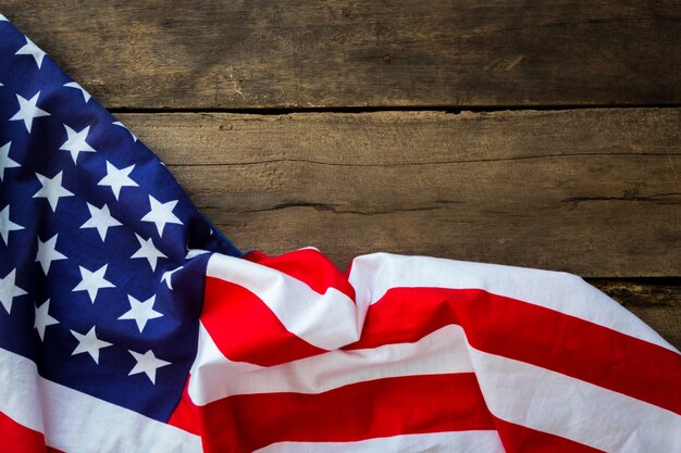 American flag na drewnianym stole