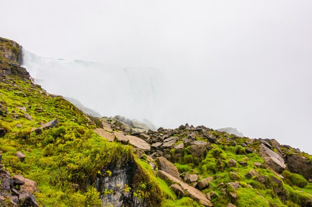 American po stronie Niagara Falls podczas wschodu słońca.