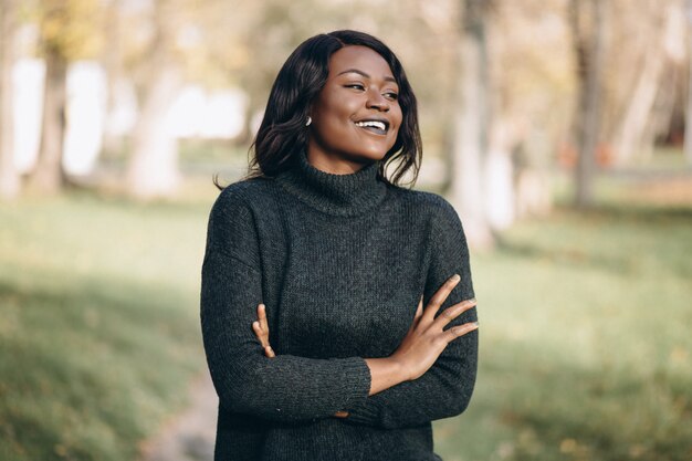 Amerykanin afrykańskiego pochodzenia kobiety szczęśliwy outside w parku
