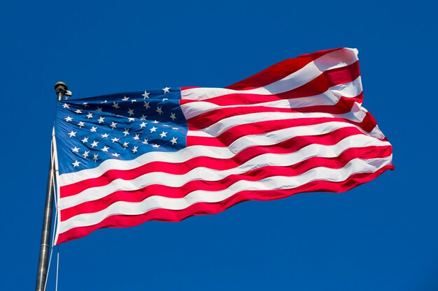 Amerykańska flaga na błękitnym niebie, USA, specjalna obróbka fotograficzna.