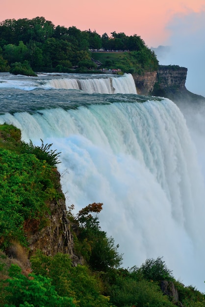 Amerykański wodospad z wodospadu Niagara zbliżenie o zmierzchu po zachodzie słońca