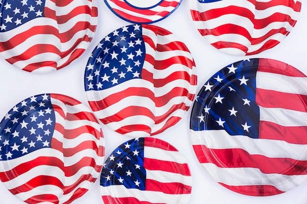 Bezpłatne zdjęcie amerykańskie flagi na białej powierzchni
