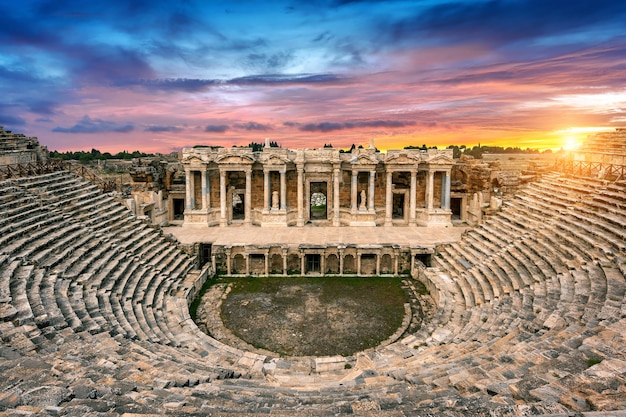 Amfiteatr w starożytnym mieście Hierapolis o zachodzie słońca, Pamukkale w Turcji.