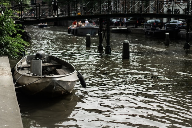 Amsterdamskie kanały, łodzie chodzą po wodzie