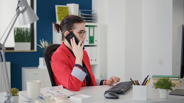 Analityk Badawczy Prowadzący Rozmowę Telefoniczną W Biurze, Rozmawiający Z Menedżerem O Projekcie Biznesowym Z Wykresami I Wykresami. Konsultant Handlowy Za Pomocą Smartfona Do Rozmowy O Statystykach.