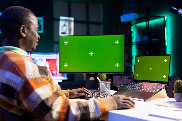 Analityk finansowy sprawdza izolowany klucz chroma i saldo online
