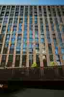 Bezpłatne zdjęcie analogowy krajobraz miasta w świetle dziennym z budynkami