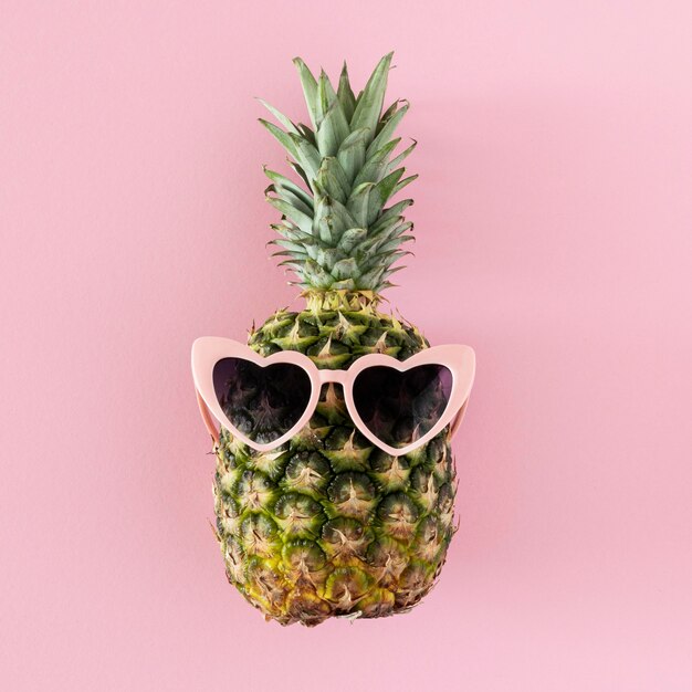 Ananas z widokiem z góry z okularami przeciwsłonecznymi w kształcie serca