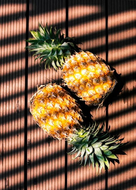 Bezpłatne zdjęcie ananasy z cieniem od światła