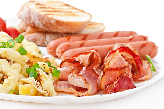 Angielskie śniadanie - jajecznica, bekon, kiełbasa i tosty