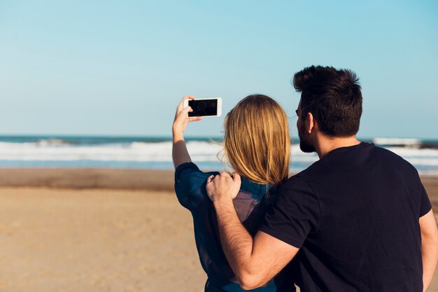 Anonimowa para bierze selfie na plaży