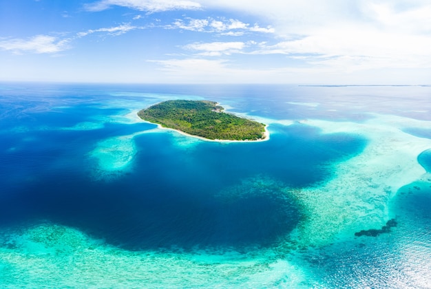 Antena: egzotyczna tropikalna wyspa z białym piaskiem plaża z dala od wszystkiego, rafa koralowa morze karaibskie turkusowa woda
