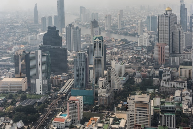 Antenowe gród malowniczego Bangkoku w ciągu dnia z dachu. Panoramiczna linia horyzontu największe miasto w Tajlandii. Pojęcie metropolii.