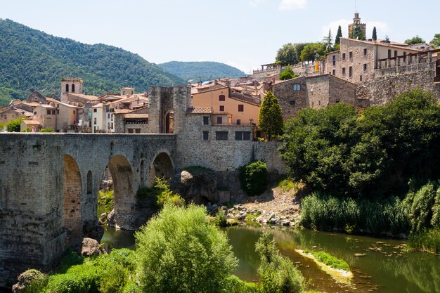 Antique średniowieczne miasto ze starym mostem