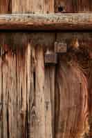 Bezpłatne zdjęcie antyczne drewno z przetartą powierzchnią i metalowym zawiasem
