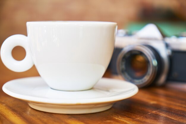 Aparat fotograficzny i kawa