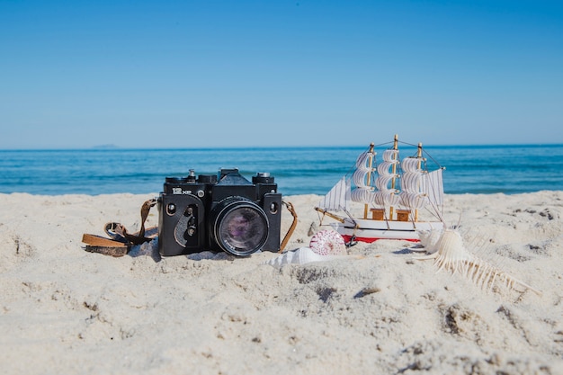 Aparat fotograficzny i miniatura statku