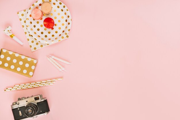 Aparat fotograficzny i obecny w pobliżu rzeczy imprezowych i makaroniki