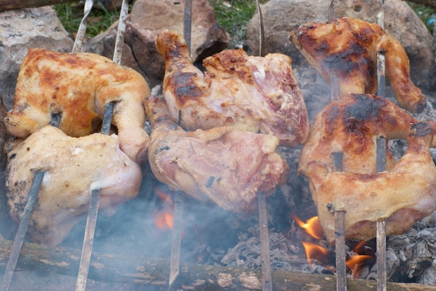 Apetyczny grillowany kebab z kurczaka na metalowych szaszłykach
