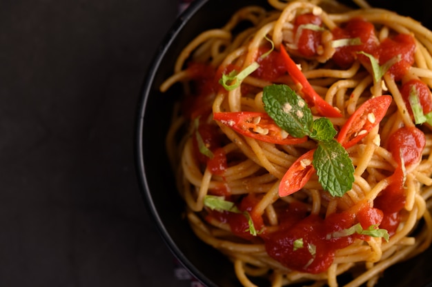Bezpłatne zdjęcie apetyczny włoski makaron spaghetti z sosem pomidorowym