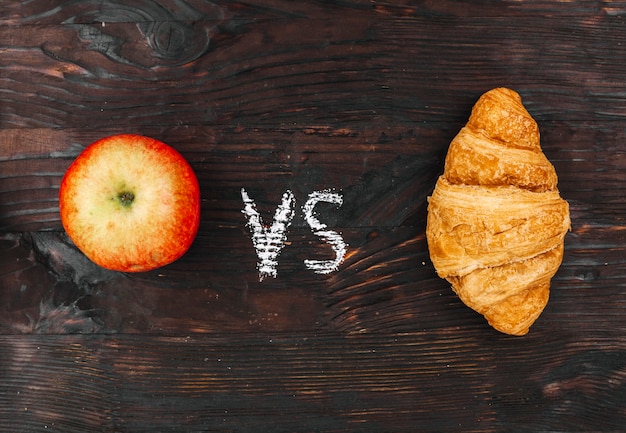 Bezpłatne zdjęcie apple vs croissant