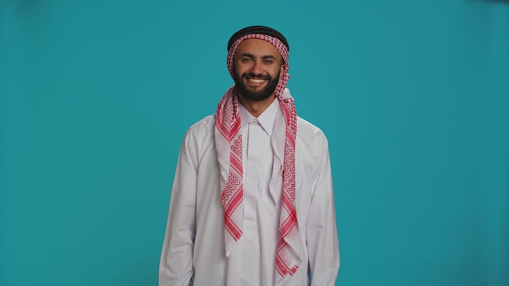 Bezpłatny plik Zdjęcie arab mówi "tak" i kiwa głową.