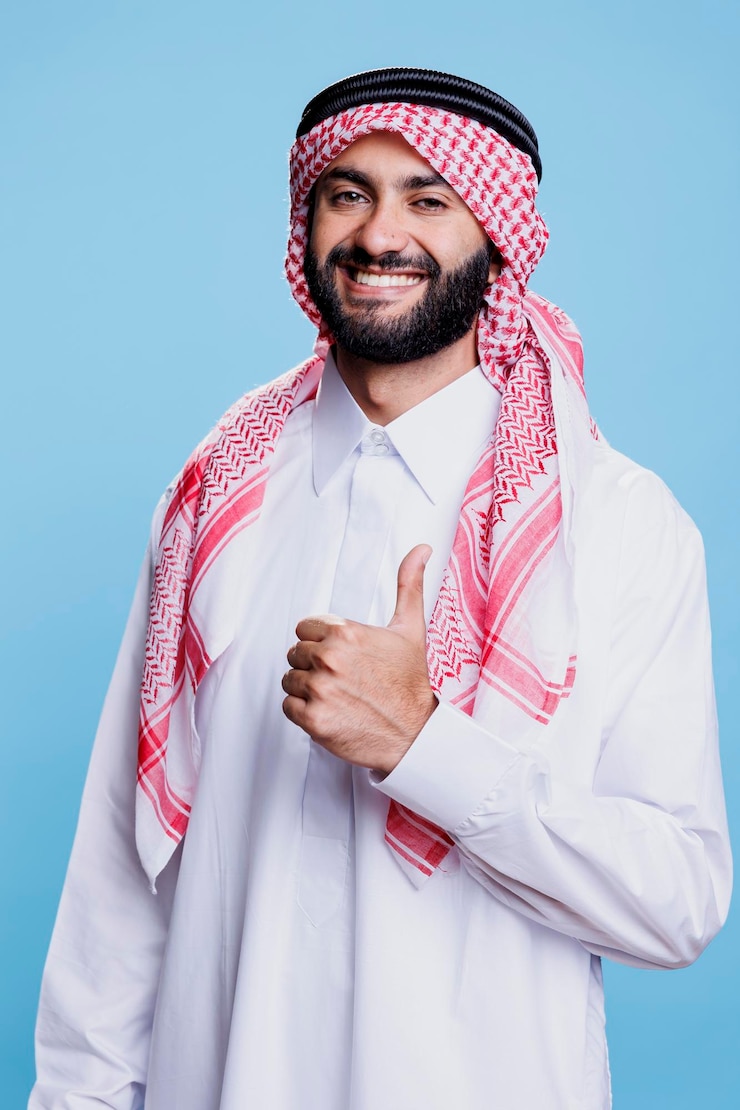 Bezpłatny plik Zdjęcie arab w tradycyjnej szlafroku z kciukiem w górę