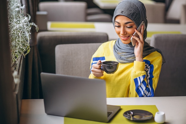 Arabska Kobieta W Hidżabu Wewnątrz Kawiarni Pracuje Na Laptopie