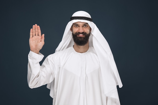 Bezpłatne zdjęcie arabski biznesmen saudyjski na ciemnoniebieskim
