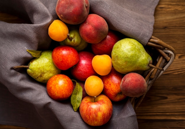 Bezpłatne zdjęcie aranżacja pysznych jesiennych owoców w koszu