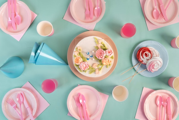 Bezpłatne zdjęcie aranżacja stołu na imprezę urodzinową z ciastem i urodzinowymi czapkami