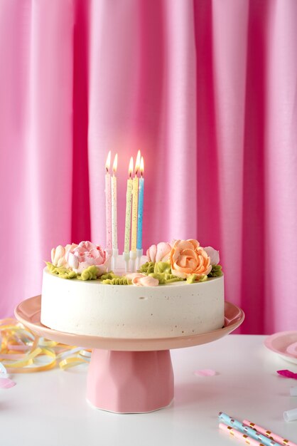 Aranżacja stołu na imprezę urodzinową z tortem i świecami