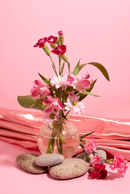 Bezpłatne zdjęcie aranżacja z pięknymi kwiatami i kamieniami