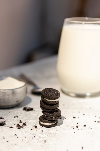 Bezpłatne zdjęcie aranżacja ze smacznym oreo i szklanką mleka