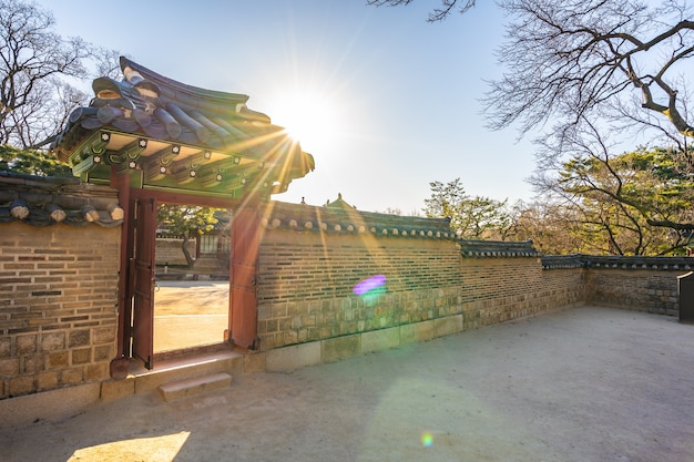 Architektura buduje Changdeokgung pałac w Seul mieście