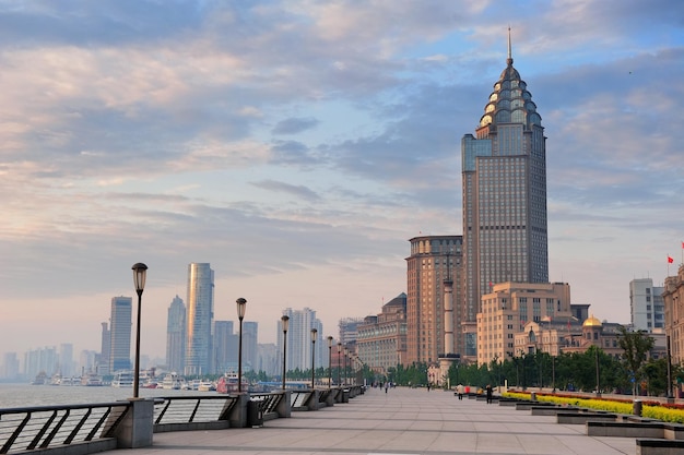Architektura miejska Szanghaju i panoramę miasta o poranku