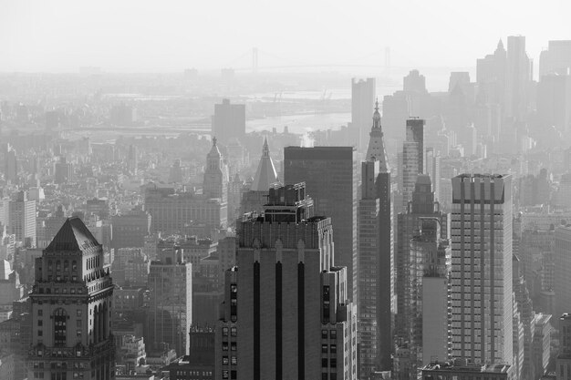 Architektura miejska w czerni i bieli z Nowego Jorku na Manhattanie.