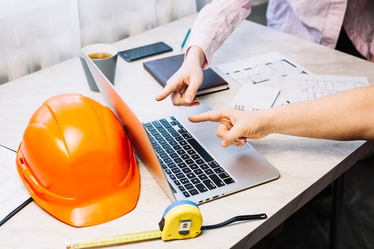 Bezpłatny plik Zdjęcie architektury pojęcie z laptopem na workspace